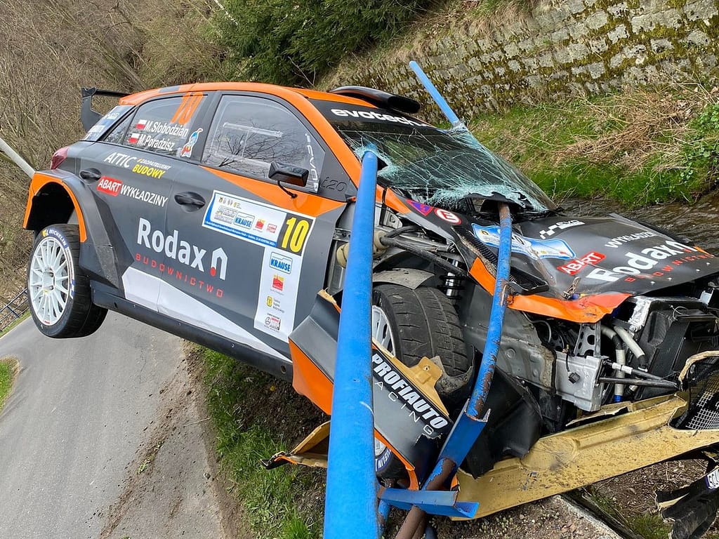 Foto frontal do carro envolvido no acidente do rally, com as barras de ferro atravessadas