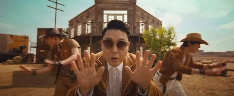 PSI com as mãos espalmadas fazendo coreografia no clipe that that