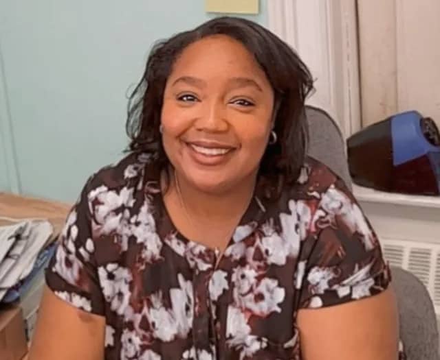 Foto da professora com sorriso no rosto