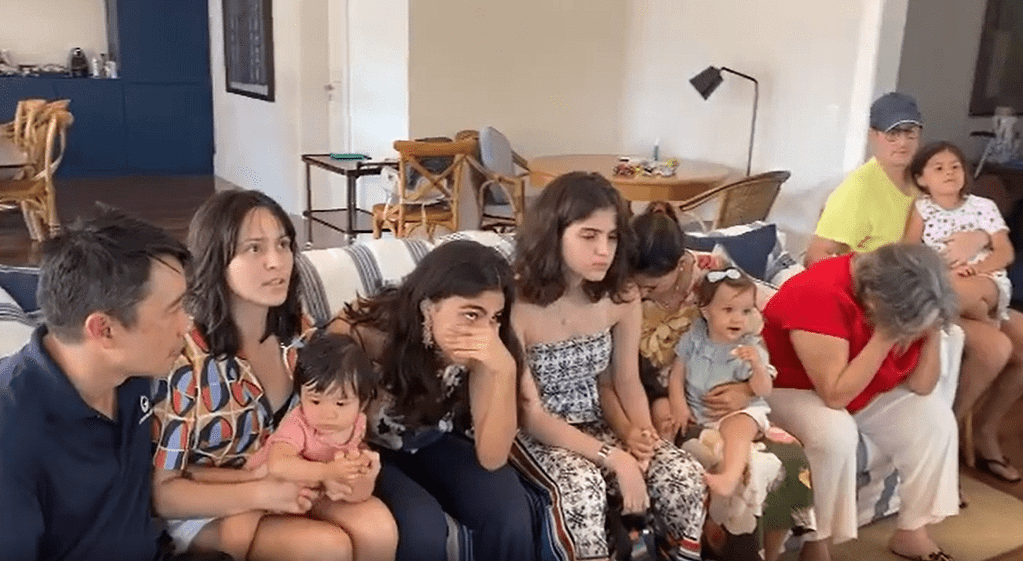 Imagem da família de Tadeu Schmidt reunida na sala para o ensaio de eliminação.