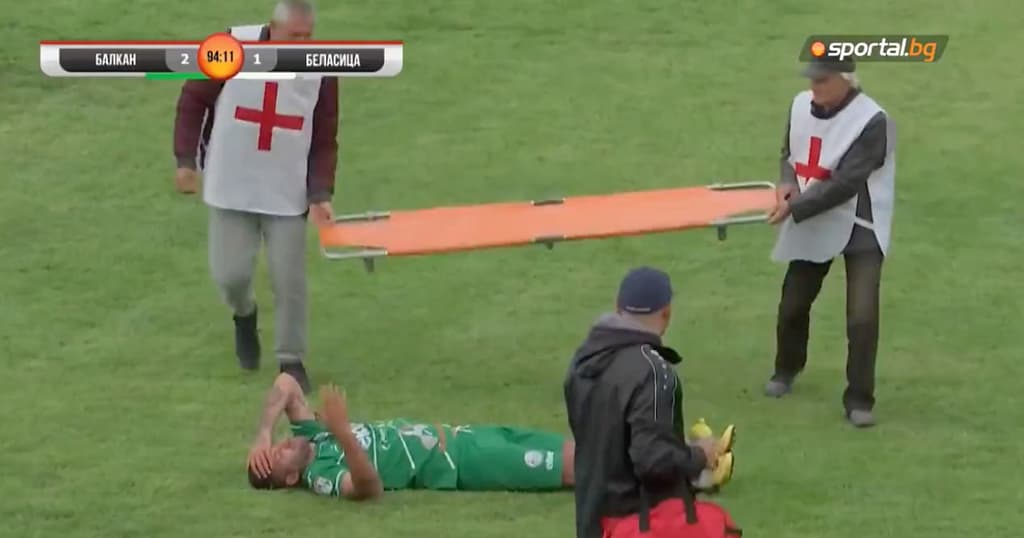 Foto do jogador do time Botevgrad da Bulgária caído no chão após se jogar da maca.