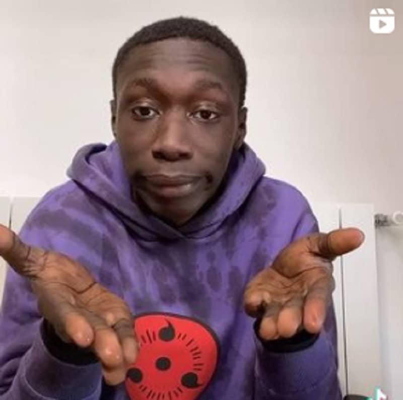 Khabane Lame em uma posição clássica de seus vídeos, mostrando o óbvio Lame espalma suas duas mãos para cima como forma de ironia ao vídeo tutorial nonsense.
