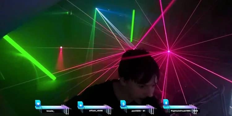 Foto do garoto de 15 anos Streamer que transformou seu quarto em rave. Ele está vestido de camiseta preta em seu quarto escuro e com luzes de rave ao fundo.