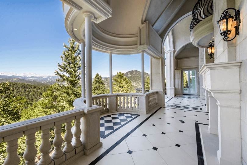 Varanda da casa castelo de 12 milhões de dolares